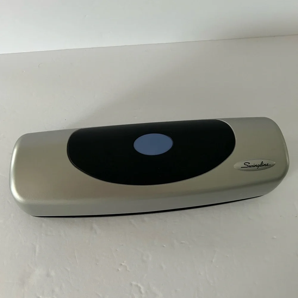 Swingline (2007) Electric Portable Desktop 3-Hole Punch - Batteries Not Included - Picture 8 of 17